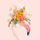 Flamingo met bloemen op het hoofd